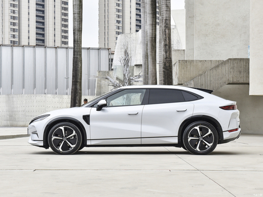 150kWのモーターパワーと199/201 Km/hの最大速度を持つパワフルな BYDソングL電気自動車